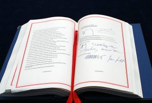 Подписите на членовете на българската делегация
