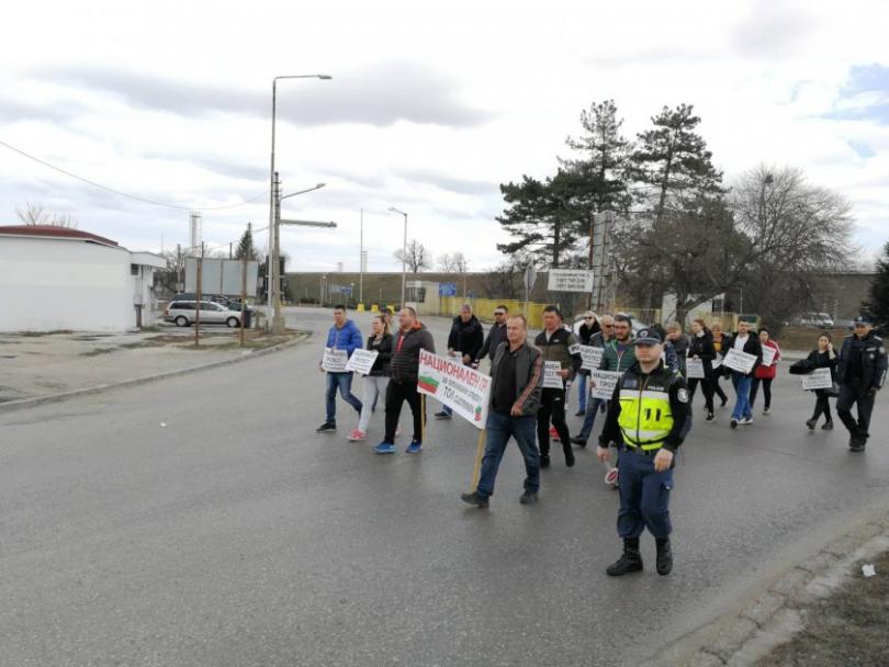 Road hauliers protest at Danube Bridge asking delay in launch of toll system