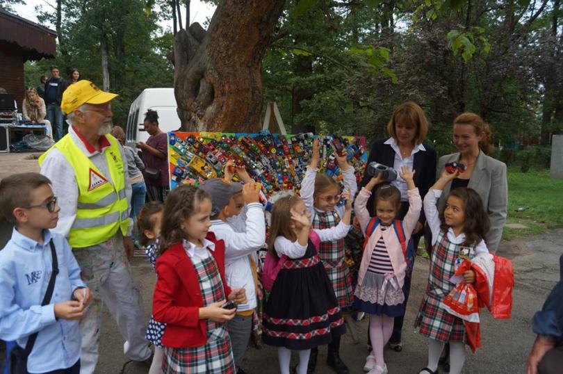 Пано с 400 детски колички срещу войната по пътищата