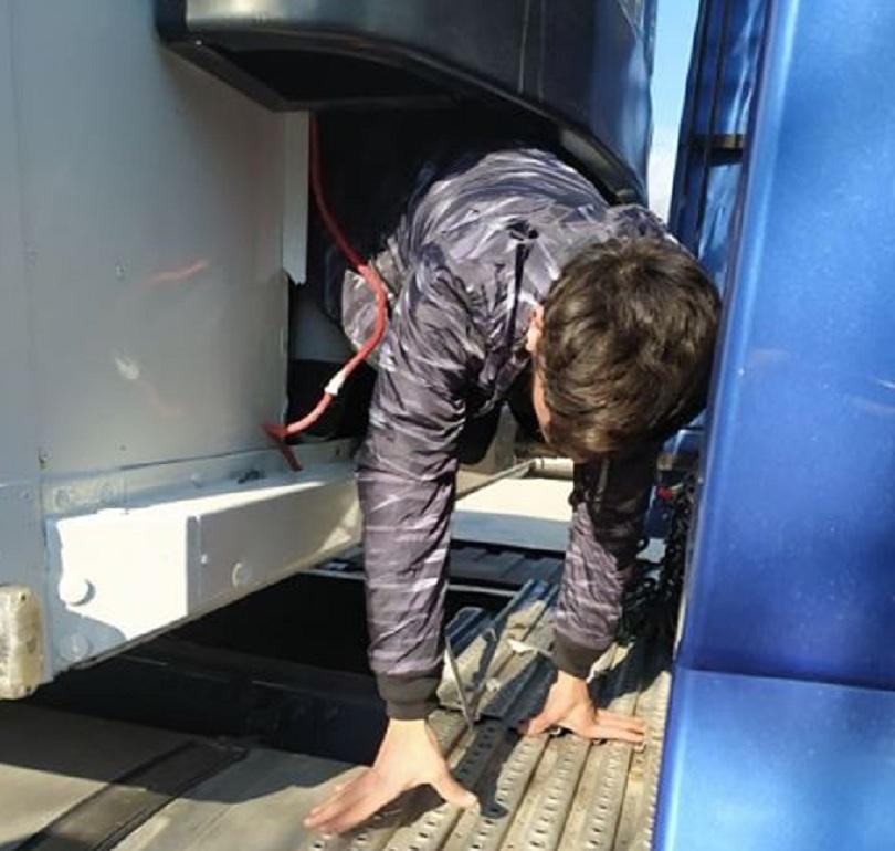 Police detain 15 illegal migrants hidden in refrigerated lorry on Danube Bridge
