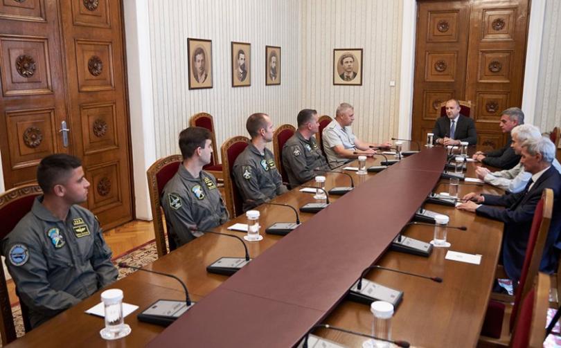 President met Bulgarian pilots who will be trained to fly F-16 military aircraft