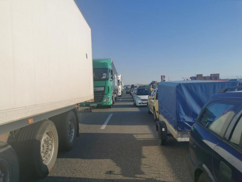 long queue bulgaria greece border traffic restricted kulata only