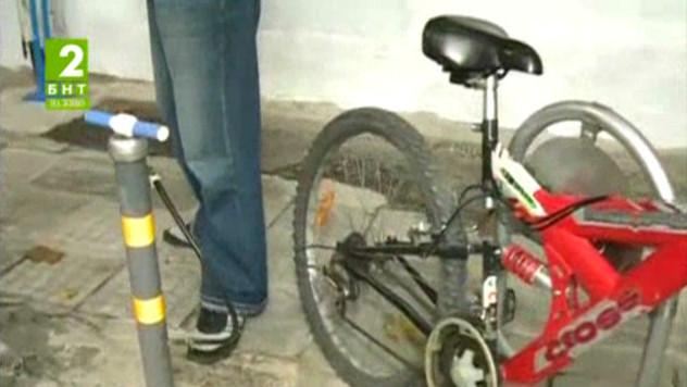 Варненец направи велосипедна стоянка до дома си