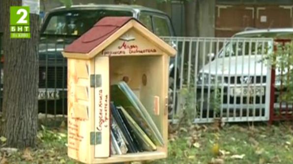 Варненец направи къщички за книги до детска площадка
