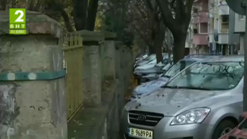 Родители с петиция срещу паркиране до училище във Варна