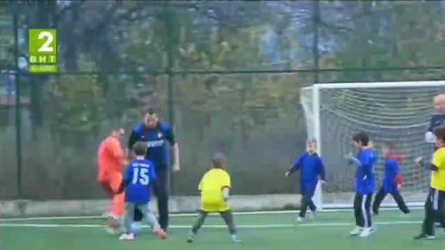 Бащи и деца играят заедно футбол в Пловдив
