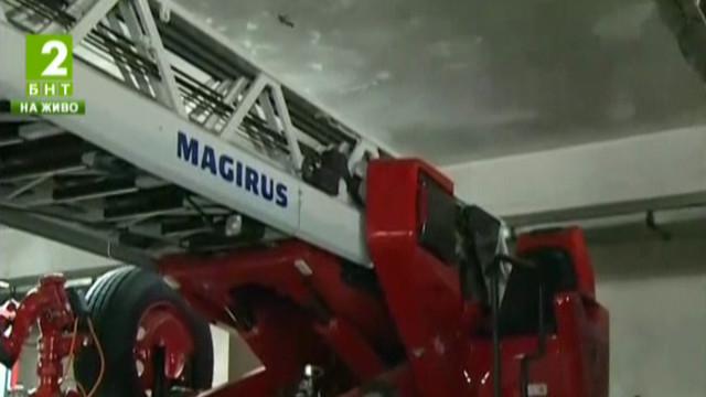 Нови 42-метрови пожарни стълби в пет града в страната