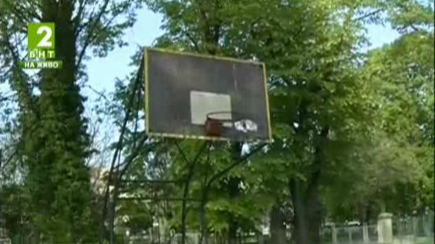 Събират средства за ремонт на баскетболното игрище в Икономическата гимназия във Варна