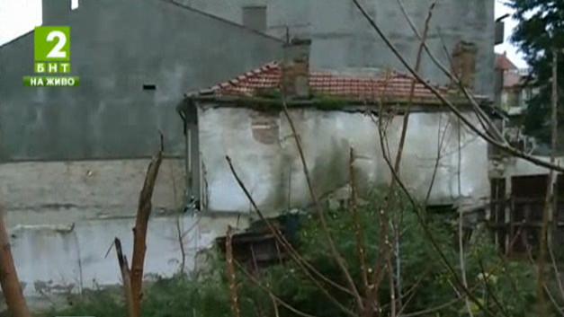 Къща в центъра на Варна пред срутване заради изкоп на изоставен строеж