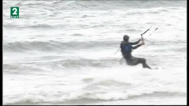 Варненските кайтсърфисти се понесоха по бурното море