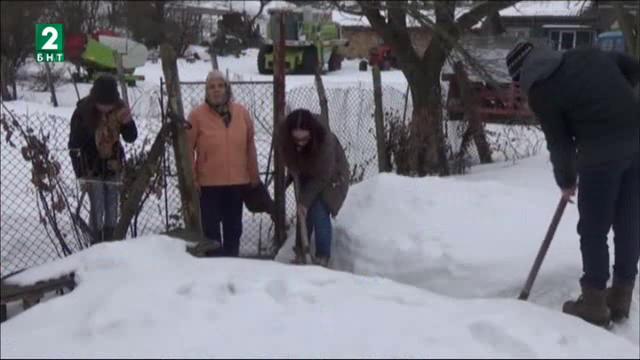 Ученици помагат на възрастни хора в силистренското село Смилец