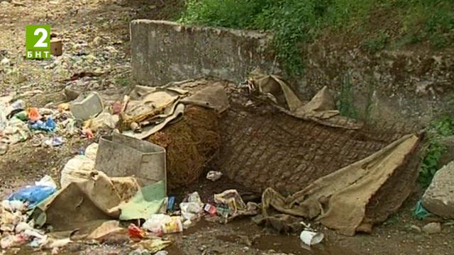 Жители на ромската махала в Рила са превърнали близкото дере в сметище