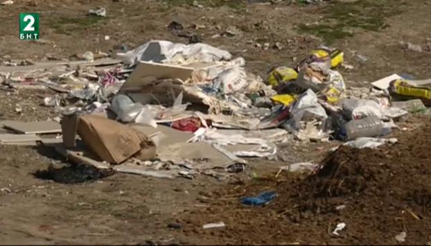 Каруци пълнят незаконно сметище с отпадъци край Благоевград