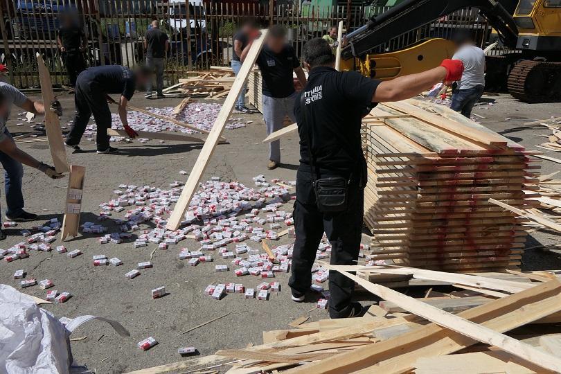 Smuggled cigarettes worth more than 920,000 BGN found hidden in timber