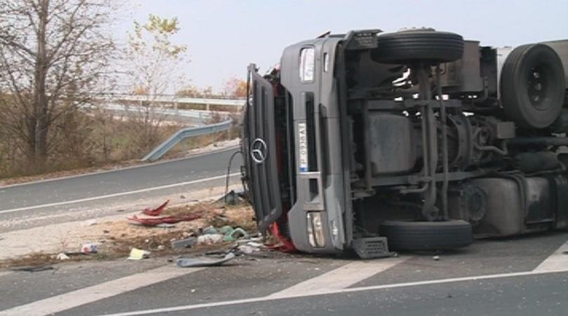 driver died fuel tanker crash trakia motorway traffic still disrupted