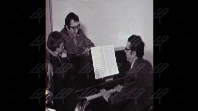 Актьорът Коста Карагеоргиев репетира с композитора Димитър Вълчев, 1975 година