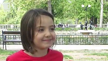 6-годишна отряза косите си в помощ на онкоболно дете