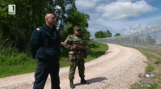 Гранични полицаи и военни пазят границата