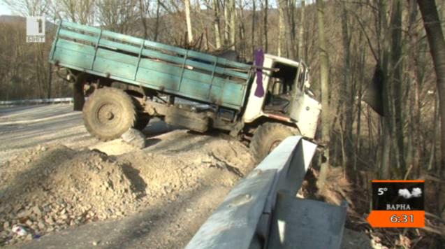 Камионът от катастрофата във Върбишкия проход без регистрация в данъчното