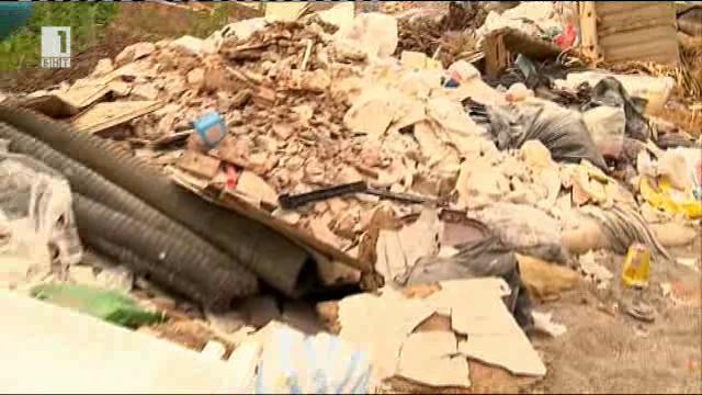 Защо жители на село Рударци продължават да изхвърлят боклуците си извън контейнерите за отпадъци?