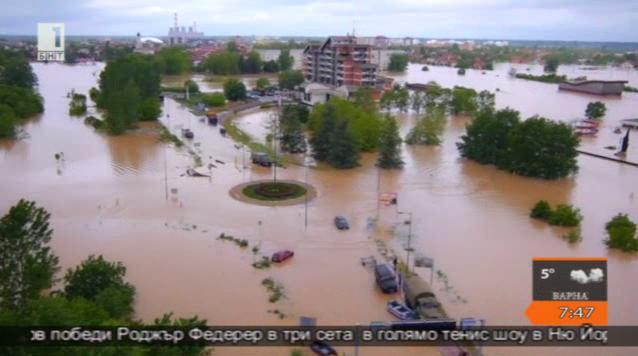 Как се справят с последиците от наводненията в Сърбия и у нас?