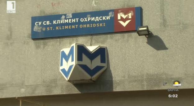 Подвижните пътеки и един от ескалаторите в метростанция Софийски университет не работят повече от 2 месеца