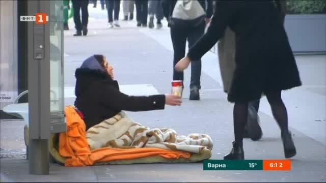Подслоняват бездомните в Париж в кметствата