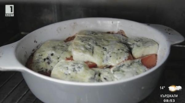 Хапка свежест: Запечен патладжан с домати и синьо сирене