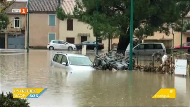 Две жертви и стотици евакуирани след наводнения във Франция