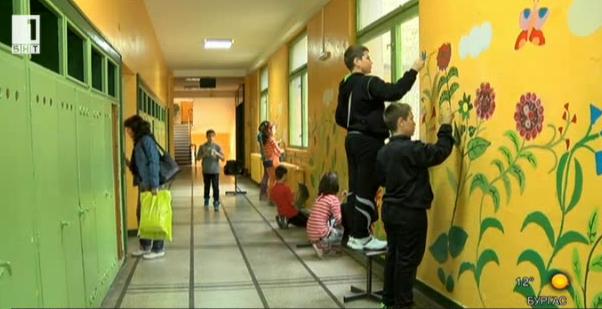 Деца рисуват сами училището си