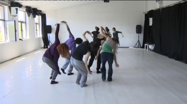 Обучителна танцова програма в Дерида денс център