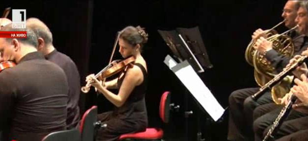 Цигуларката Евгения Станева в Камерния оркестър на Миланската скала през март в НДК