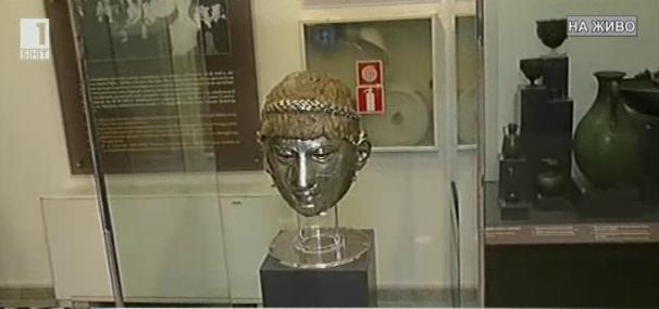 Открадната тракийска маска се върна в Археологическия музей в Пловдив