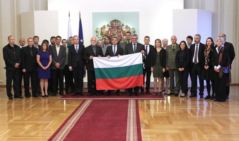 bulgaria’s president plevneliev handed national flag 25th antarctic expedition