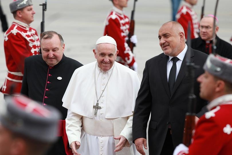 Папа Франциск пристигна в България и благодари за поканата