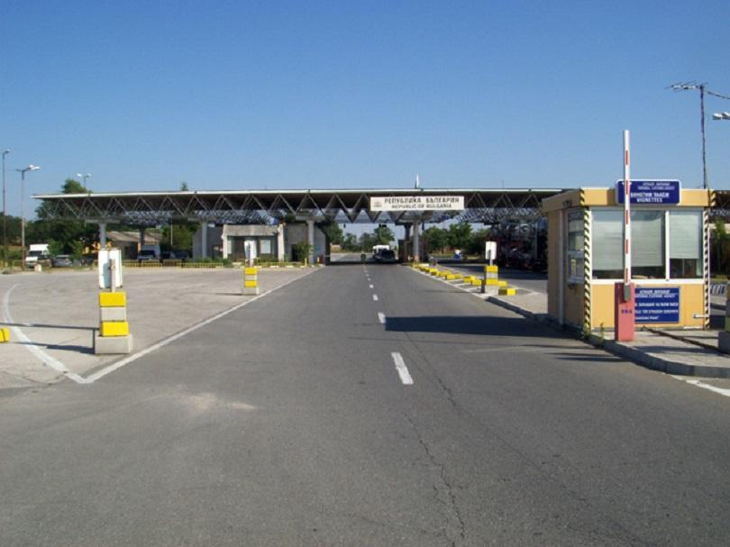 bulgarian border police detained three illegal migrants hidden lorry