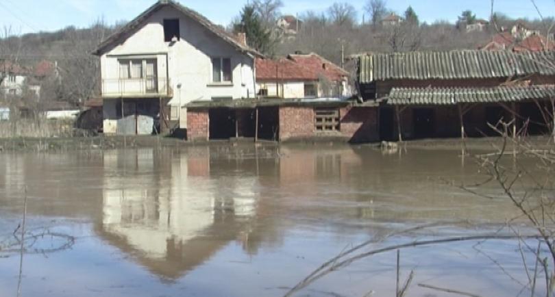 villages remain state emergency because overflowing dam near rogozem