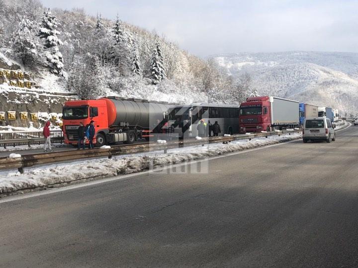 lorry accident temporarily closes traffic hemus motorway