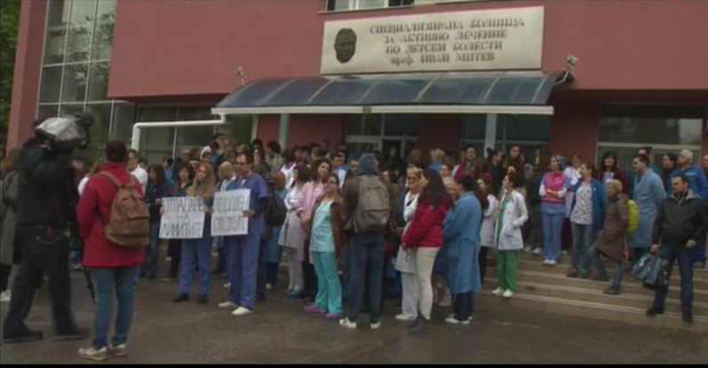 Medical workers from Sofia children’s hospital protest again