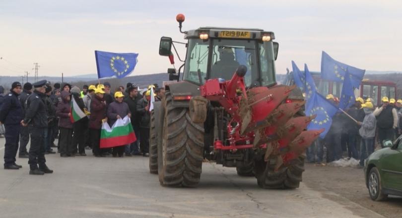 tobacco growers temporarily blocked traffic road pastrogor south bulgaria