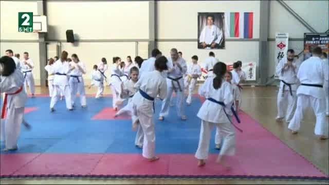 Световни шампиони по карате обучават български бойци