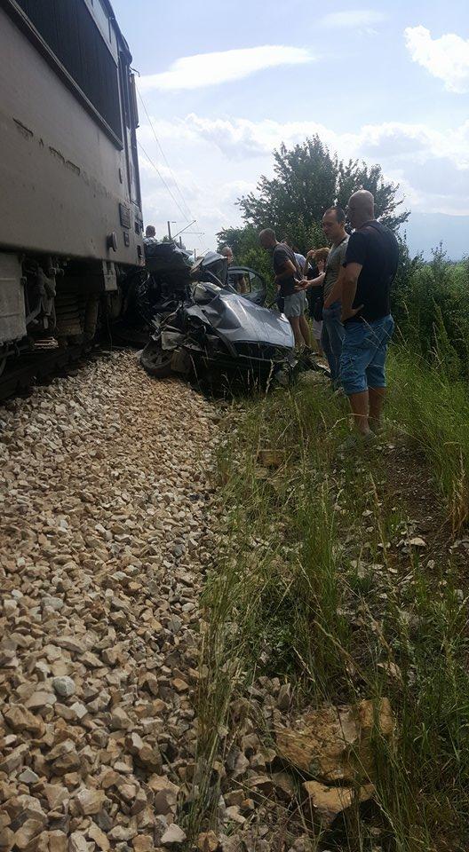 train crashed into car level crossing ravno pole