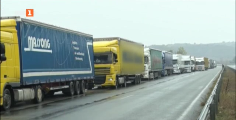 Over 15 km long queue of lorries at Kapitan Andreevo border crossing