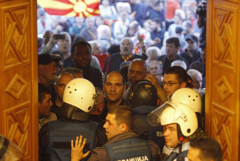 Защо протестиращи влязоха в парламента в Скопие?