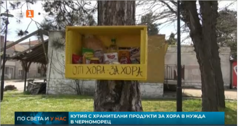 Young people put a pantry on a tree in Chernomorets to feed those in need