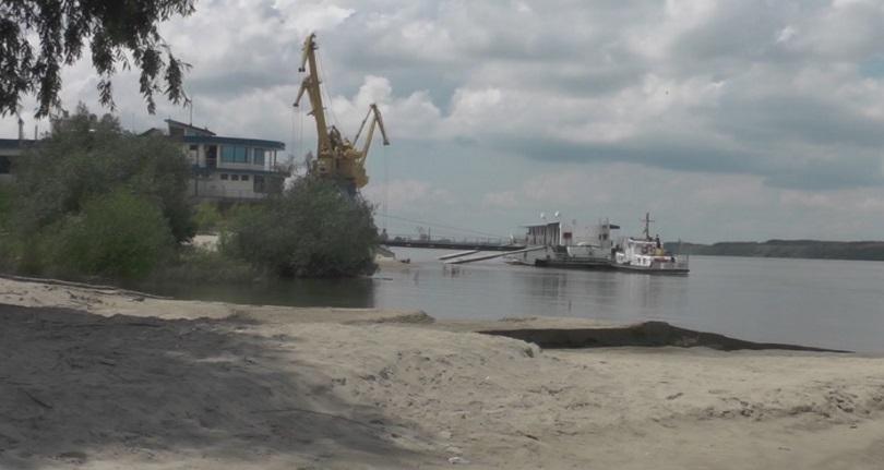 two ships stuck due low water level danube