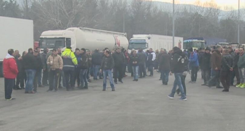 BULGARIAN ROAD HAULIERS THREATEN COUNTER-BLOCKADE IF PROTESTING GREEK FARMERS BLOCK THE BORDER