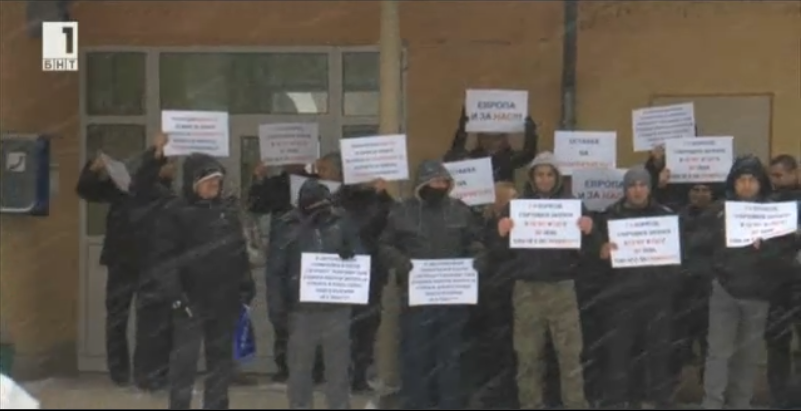 bulgarian prison guards stage another protest