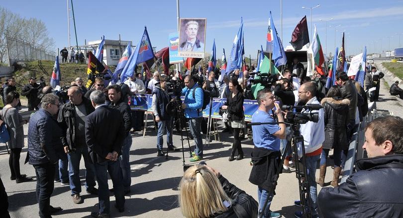 protesters block traffic three check points bulgaria’s border turkey stop buses carrying voters