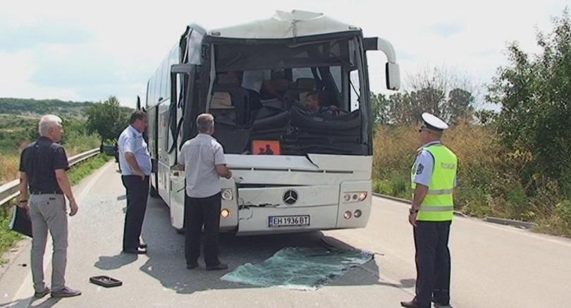 Автобус с деца катастрофира, няма тежко пострадали